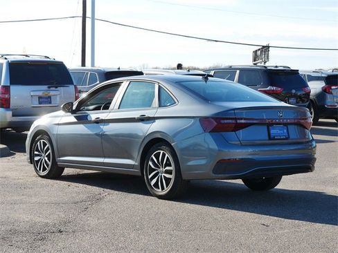 Certified 2025 Volkswagen Jetta SE image 5