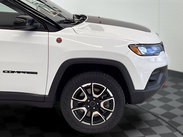 Used 2025 Jeep Compass Trailhawk AWD/4WD image 6