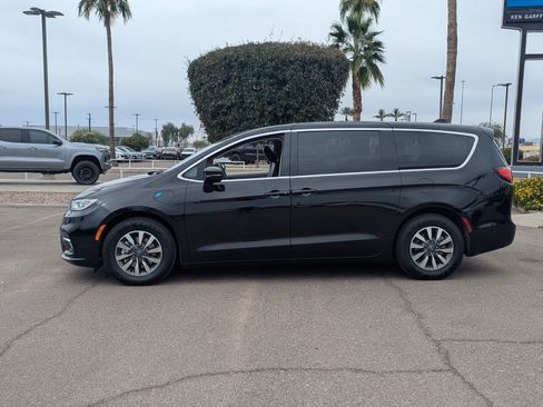 Used 2024 Chrysler Pacifica Select image 2