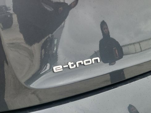 Used 2021 Audi e-tron Premium w/ Convenience Plus Package image 9