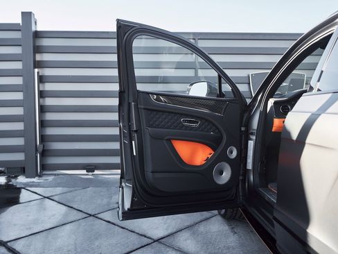 Used 2025 Bentley Bentayga image 29