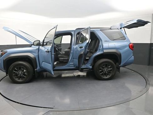 Used 2025 Toyota 4Runner SR5 AWD/4WD image 32