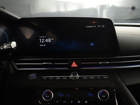 Used 2025 Hyundai Elantra SEL image 39