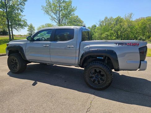 Used 2019 Toyota Tacoma TRD Off-Road AWD/4WD image 9