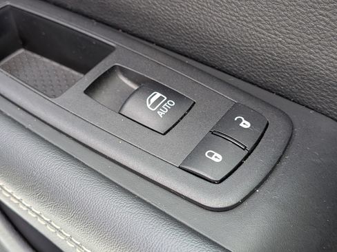 Used 2025 Chrysler Pacifica Limited FWD image 36