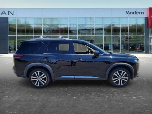 Used 2023 Nissan Pathfinder Platinum FWD image 4