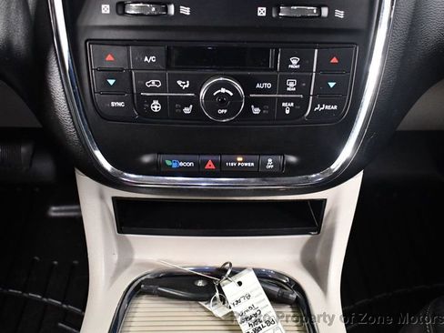 Used 2014 Chrysler Town & Country Touring-L image 25