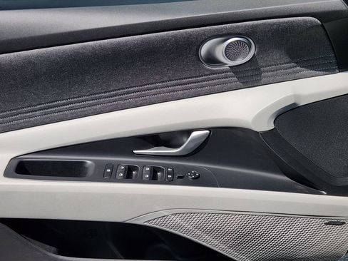 Used 2025 Hyundai Elantra Limited FWD image 17