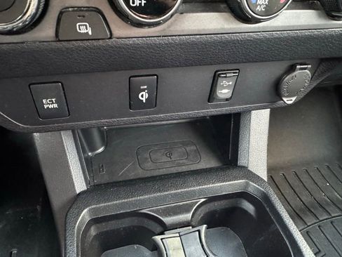 Used 2017 Toyota Tacoma TRD Sport image 7