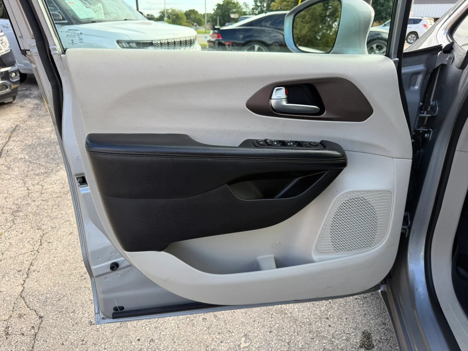 Used 2019 Chrysler Pacifica Touring-L FWD image 9