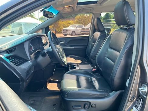 Used 2015 Toyota Sienna SE w/ SE Preferred Package FWD image 18