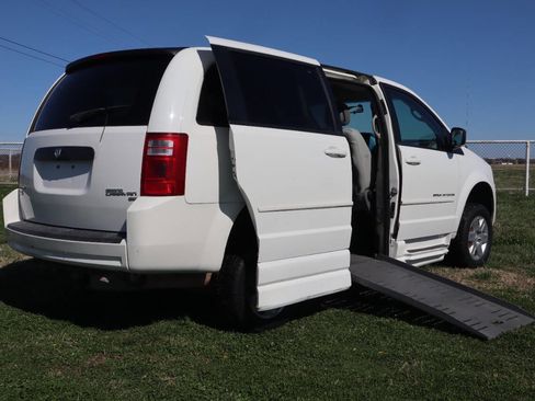 Used 2010 Dodge Grand Caravan SE w/ Climate Group image 6