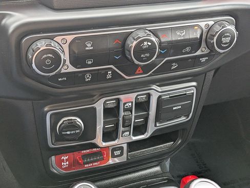 Used 2018 Jeep Wrangler Unlimited Rubicon AWD/4WD image 23