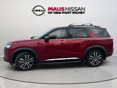 Used 2022 Nissan Pathfinder Platinum w/ Cargo Package FWD image 4