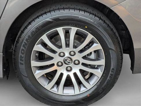 Used 2018 Toyota Sienna XLE image 25