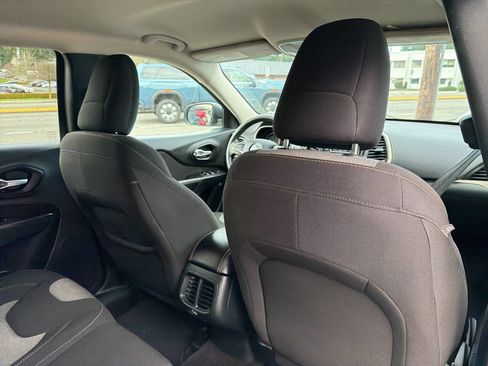 Used 2016 Jeep Cherokee Sport image 22