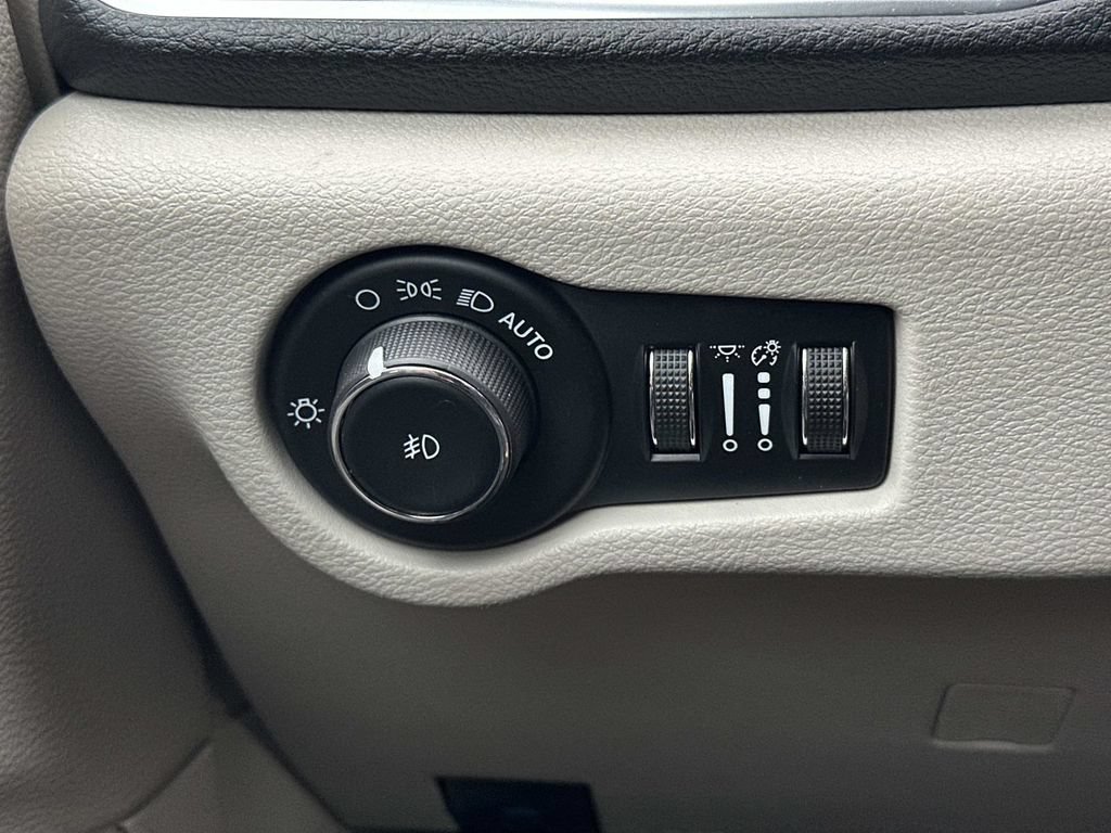 Used 2023 Chrysler Pacifica Limited FWD image 28
