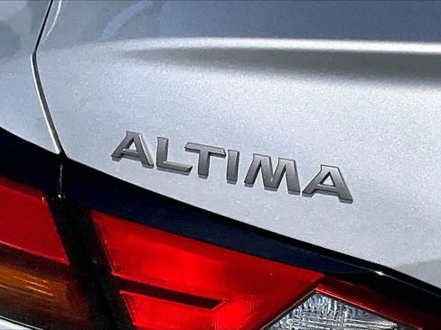 Used 2024 Nissan Altima 2.5 SV FWD image 27