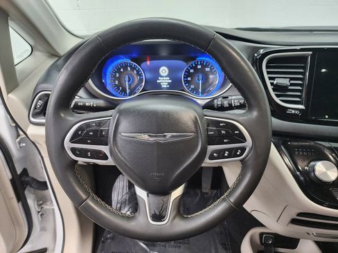 Used 2024 Chrysler Pacifica Touring-L FWD image 14