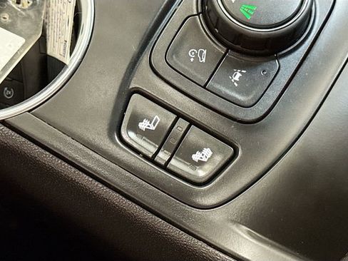 Used 2024 GMC Terrain SLE w/ Driver Convenience Package FWD image 20