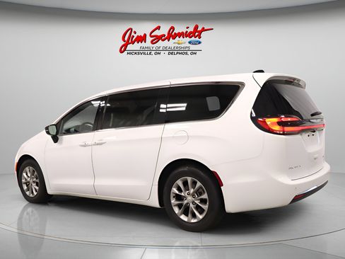 Used 2026 Chrysler Pacifica Limited FWD image 4