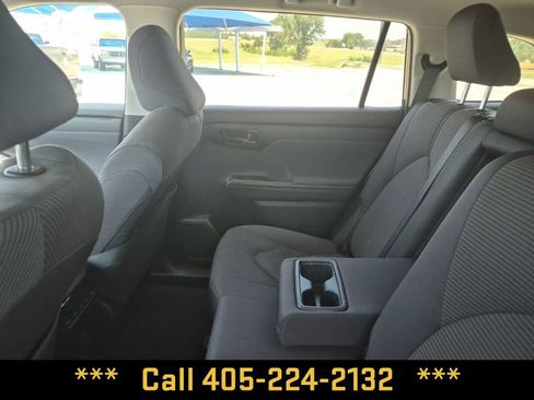 Used 2024 Toyota Highlander LE FWD image 22