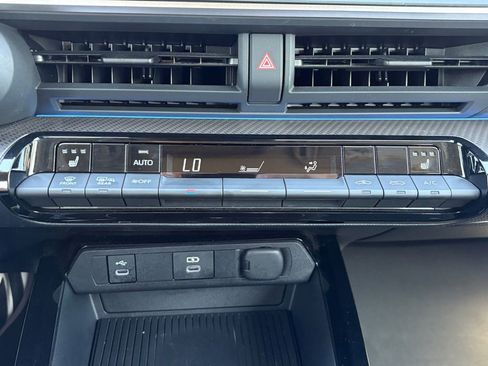 Used 2025 Toyota Prius XLE image 27