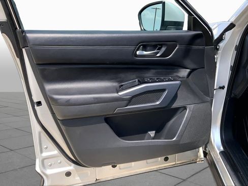 Used 2025 Nissan Pathfinder SL FWD image 21