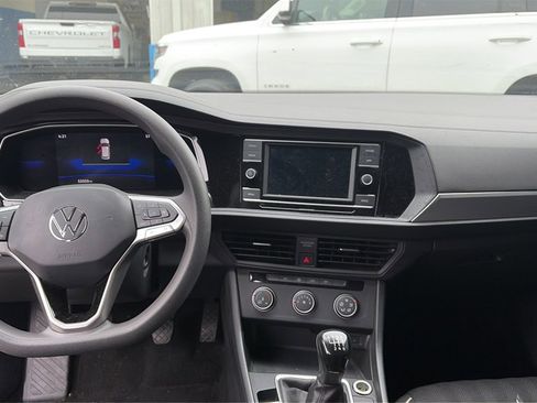 Used 2022 Volkswagen Jetta Sport image 4