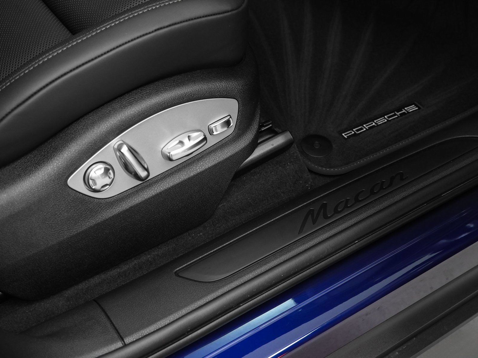 Certified 2025 Porsche Macan AWD/4WD image 18