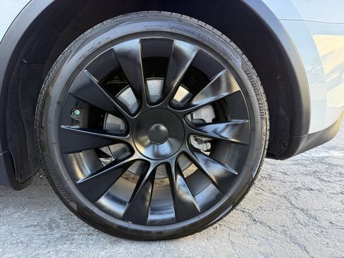 Used 2020 Tesla Model Y Long Range image 31