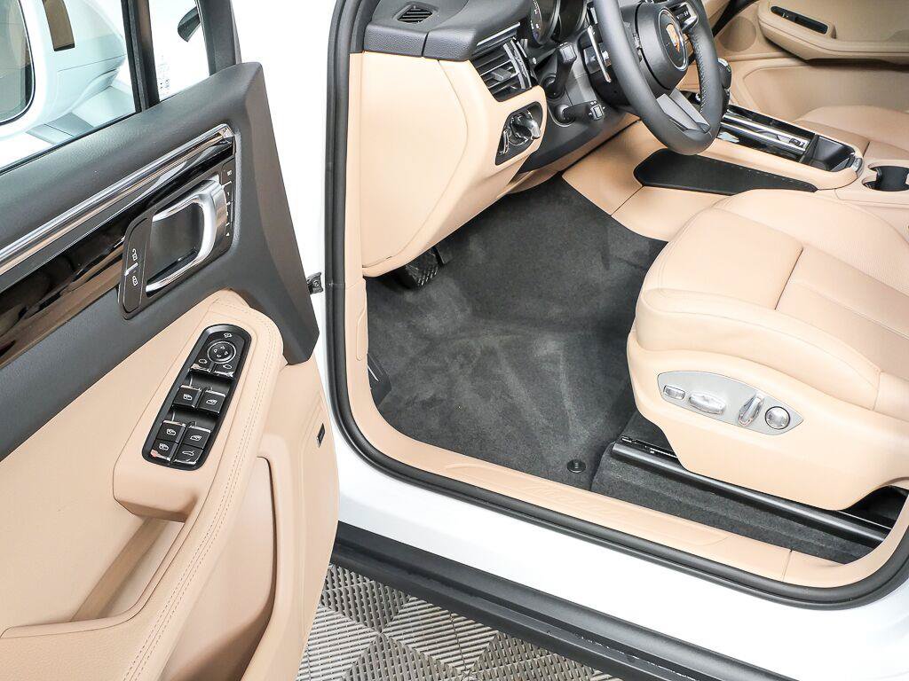 Certified 2026 Porsche Macan AWD/4WD image 8