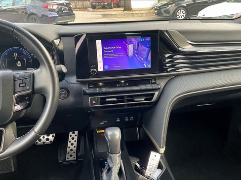 Used 2025 Toyota Camry SE image 7