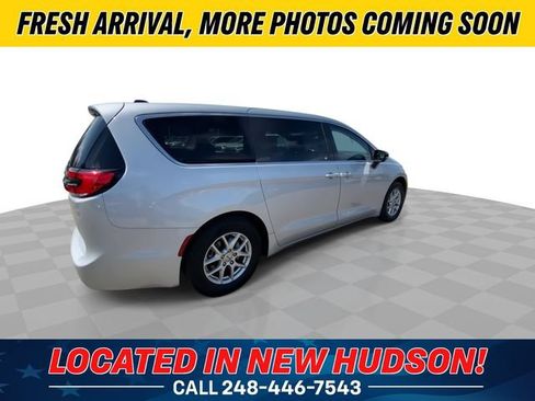 Used 2024 Chrysler Pacifica Touring-L FWD image 2