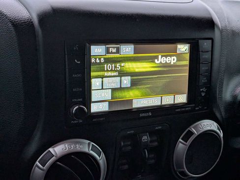 Used 2017 Jeep Wrangler Unlimited Sahara w/ Connectivity Group image 30