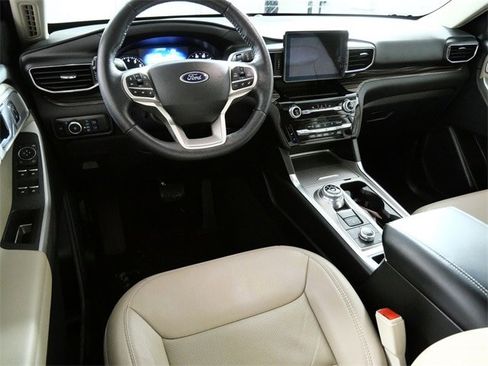 Certified 2023 Ford Explorer Limited w/ Equipment Group 301A image 4