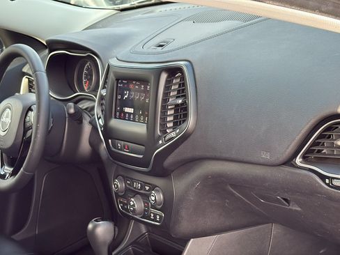 Used 2019 Jeep Cherokee Latitude Plus FWD image 28