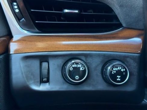 Used 2018 Cadillac Escalade ESV Luxury AWD/4WD image 28