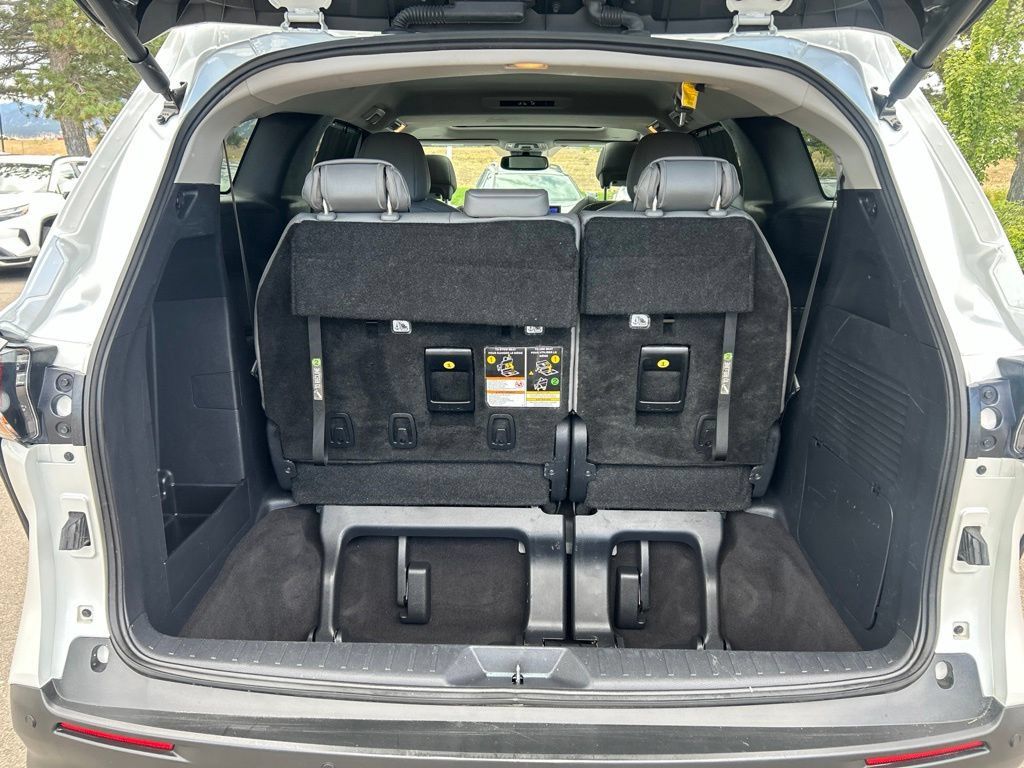 Used 2025 Toyota Sienna XLE AWD/4WD image 18