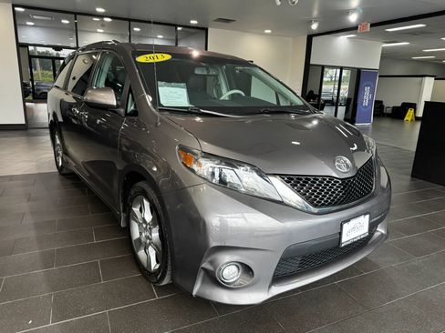 Used 2013 Toyota Sienna SE FWD image 7