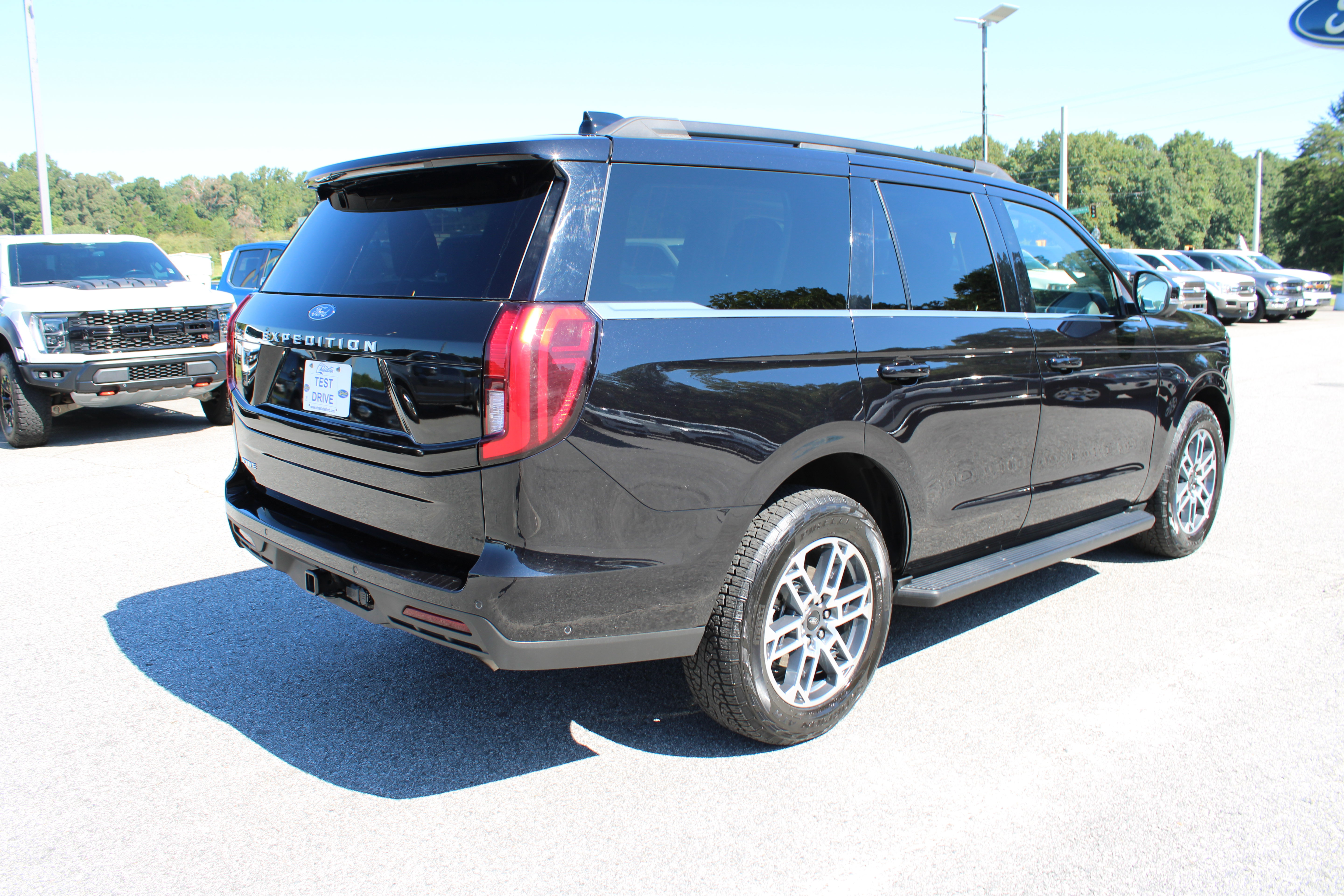 Used 2025 Ford Expedition Active AWD/4WD image 6