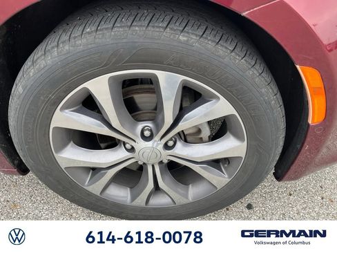 Used 2018 Chrysler Pacifica Limited w/ Tire & Wheel Group FWD image 17