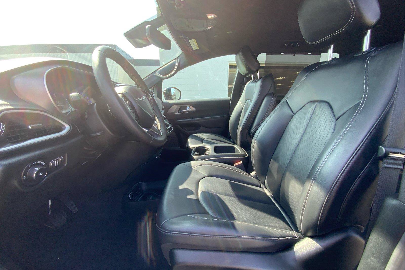Used 2025 Chrysler Pacifica Select FWD image 10