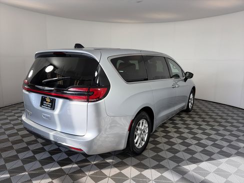Used 2024 Chrysler Pacifica Touring-L image 11