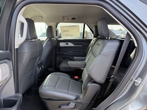 New 2026 Ford Explorer Active RWD image 9