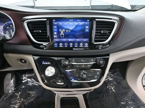 Used 2020 Chrysler Pacifica Limited FWD image 33