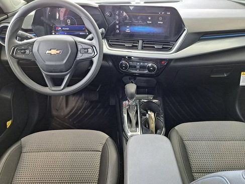 Used 2025 Chevrolet Trax LT FWD image 25