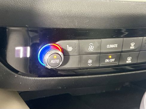 Used 2019 Buick Enclave Essence image 20