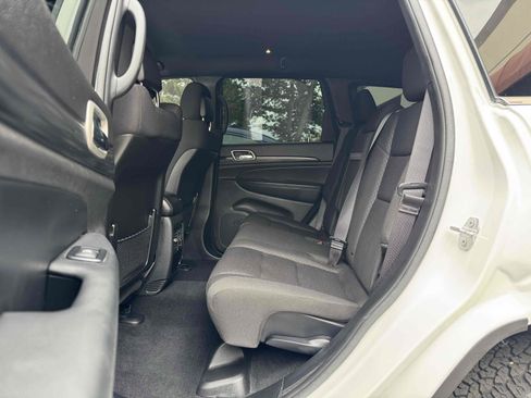 Used 2020 Jeep Grand Cherokee Laredo image 6