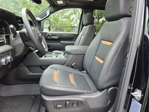 Used 2025 GMC Sierra 3500 AT4 w/ Technology Package AWD/4WD image 4